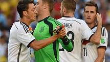 Fotbalisté Německa (zleva) Mesut Özil, brankář Manuel Neuer, Christoph Kramer a Miroslav Klose krátce před zahájení finále MS proti Argentině.