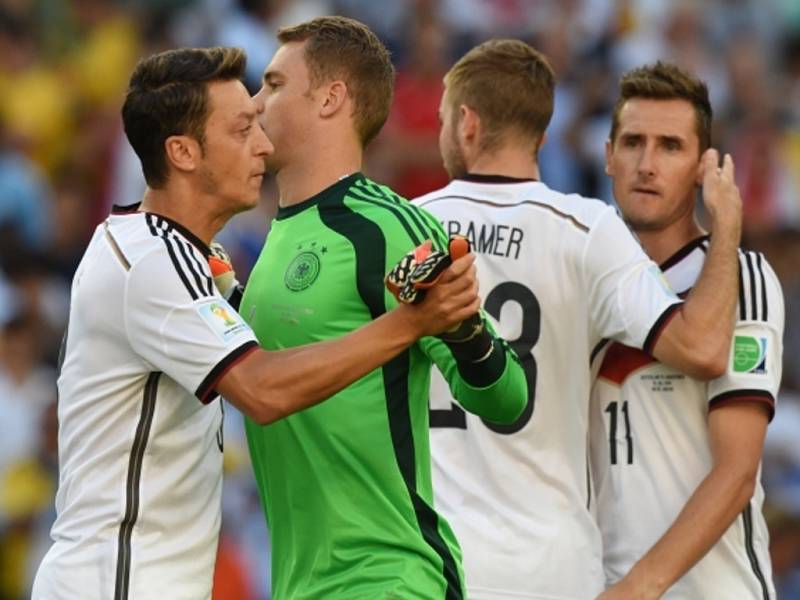 Fotbalisté Německa (zleva) Mesut Özil, brankář Manuel Neuer, Christoph Kramer a Miroslav Klose krátce před zahájení finále MS proti Argentině.