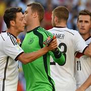 Fotbalisté Německa (zleva) Mesut Özil, brankář Manuel Neuer, Christoph Kramer a Miroslav Klose krátce před zahájení finále MS proti Argentině.
