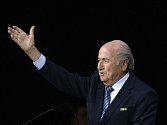 Znovuzvolený prezident Mezinárodní fotbalové federace Sepp Blatter slíbil, že očistí korupcí pošpiněné jméno FIFA.