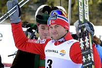 Petter Northug se raduje z vítězství ve stíhacím závodu na Tour de Ski.