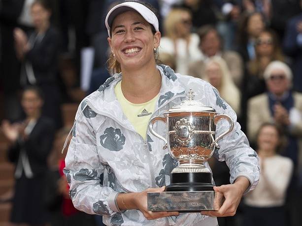 Gabriňe Muguruzaová s pohárem pro vítězku French Open.