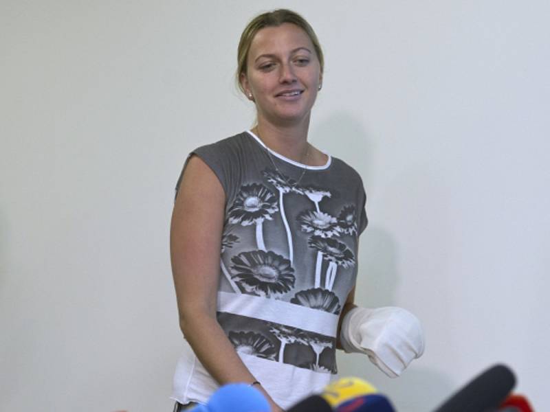 Petra Kvitová s dlahou po operaci prstů.