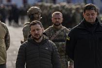Ukrajinský prezident Volodymyr Zelenskyj přijel 14. listopadu 2022 do Chersonu na jihu země, odkud se před několika dny stáhla ruská vojska.800x640