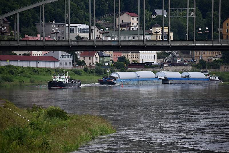 Děčín propluly tanky pro plzeňský pivovar.