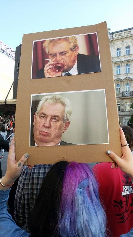 Demonstrace na Václavském náměstí v Praze, proti Andreji Babišovi a Miloši Zemanovi