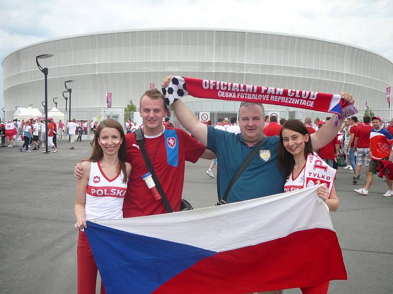 Třetí vítěz společné soutěže Oficiálního fanclubu české reprezentace a Deníku „Fandím nároďáku!“ Daniel Javorský a jeho otec Petr Javorský cestovali na Euro na rozhodující zápas českých fotbalistů s Polskem.