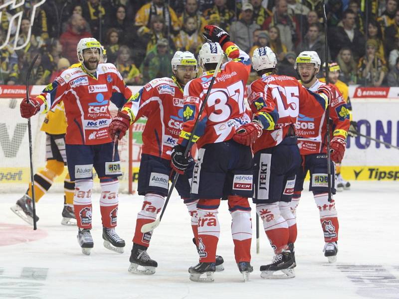 Hokejisté Pardubic se radují z gólu proti Litvínovu.
