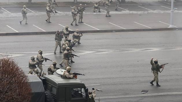 Vojáci v kazašském Almaty střílejí do demonstrantů