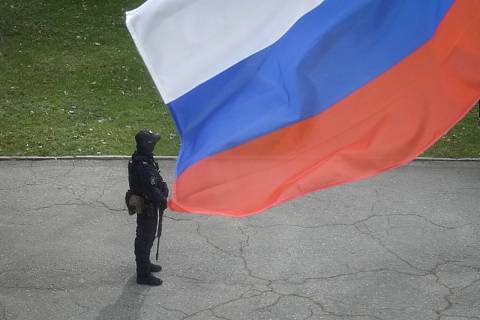 Ruský voják a vlajka
