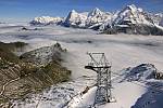 Úpatí Schilthornu - hory, kterou proslavil film o agentovi 007. Na snímku je výhled na Eiger, Mönch a Jungfrau.