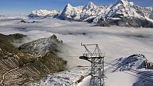 Úpatí Schilthornu - hory, kterou proslavil film o agentovi 007. Na snímku je výhled na Eiger, Mönch a Jungfrau.