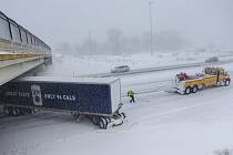 Nehoda kamionu na zasněžené silnici u města Wyoming v americkém státě Michigan, 23. prosince 2022