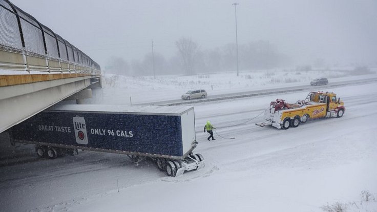 Nehoda kamionu na zasněžené silnici u města Wyoming v americkém státě Michigan, 23. prosince 2022