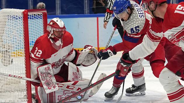 Český hokejista Lukáš Sedlák se snaží překonat dínského brankáře Sebastiana Dahma.