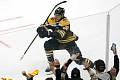 Hokejista David Pastrňák z Bostonu Bruins se raduje z gólu.