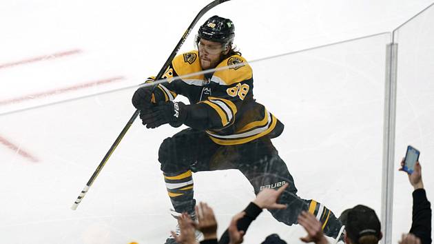 Hokejista David Pastrňák z Bostonu Bruins se raduje z gólu.