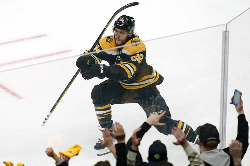 Hokejista David Pastrňák z Bostonu Bruins se raduje z gólu.