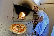 Pizza pečená v peci, kde byla upečená i úplně první neapolská pizza Margherita v roce 1889.