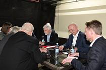 Kvůli leteckému poplachu se pracovní setkání českého prezidenta Petr Pavla (vpravo) se zástupci krymských Tatarů improvizovaně přesunulo do hotelového krytu v podzemních garážích, 28. dubna 2023, Kyjev