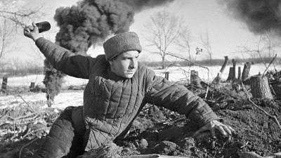 Sovětský voják se připravuje k hodu granátem