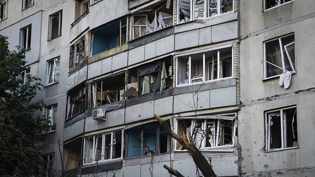 Obytný dům v ukrajinském Charkově poškozený při ruském ostřelování, 9. července 2022