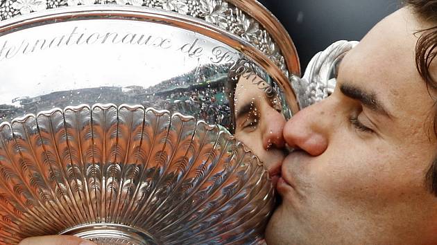 Roger Federer líbá trofej pro vítěze tenisového Roland Garros. Teď už ale myslí na Wimbledon.