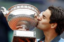 Roger Federer líbá trofej pro vítěze tenisového Roland Garros.