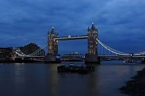 Ikonické novogotické věže Towerského mostu (Tower Bridge) v Londýně jsou jasně rozeznatelné i v noci. Most zachycený na videu nevypadá jako Tower Bridge