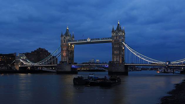 Ikonické novogotické věže Towerského mostu (Tower Bridge) v Londýně jsou jasně rozeznatelné i v noci. Most zachycený na videu nevypadá jako Tower Bridge