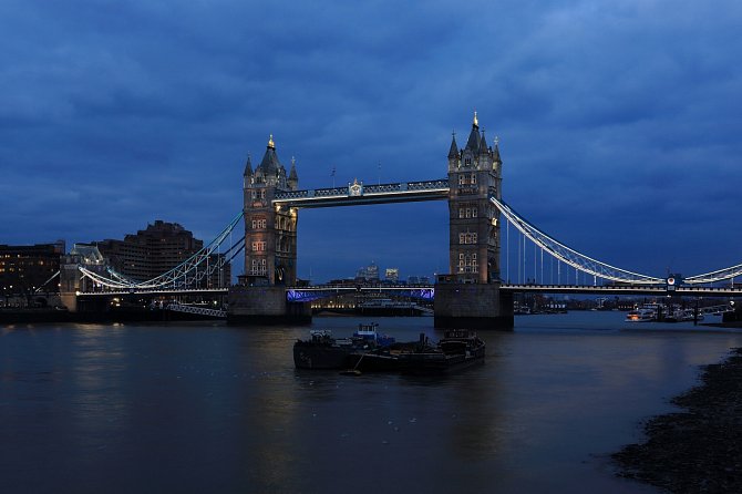 Ikonické novogotické věže Towerského mostu (Tower Bridge) v Londýně jsou jasně rozeznatelné i v noci. Most zachycený na videu nevypadá jako Tower Bridge