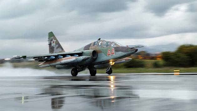 Letoun Su-25 při odletu. Ilustrační snímek