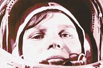 Před padesáti lety, 16. června 1963, se volacím znakem Čajka (Racek) ohlásila z oběžné dráhy Valentina Těreškovová, první žena ve vesmíru.