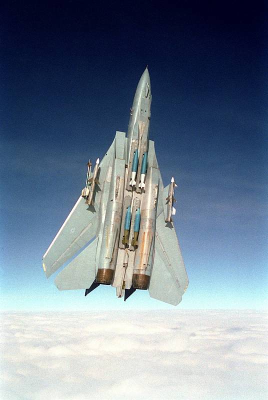 Díky dvojici silných motorů měla F-14 od začátku skvělou stoupavost