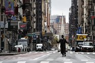Osamělý chodec na newyorském Manhattanu, 27. dubna 2020.