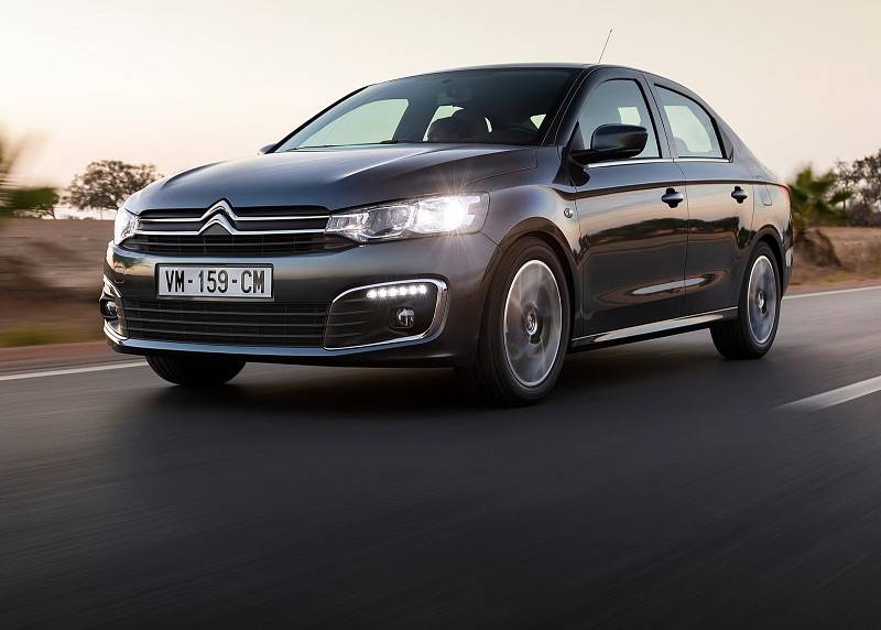 Citroën C-Elyseé 1.2 PureTech (60 kW). Spotřeba: 4,9 l/100 km. Cena: 284 900 Kč