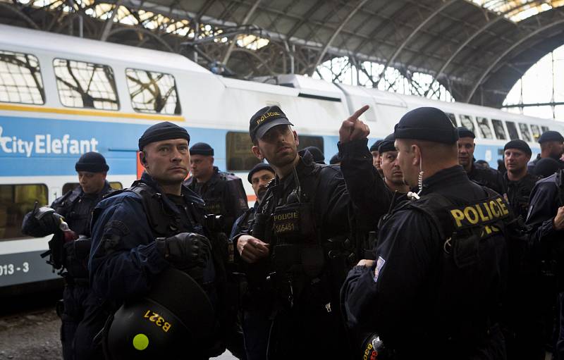 Policisté dohlížejí na Fanoušky Baníku, kteří přijeli k ligovému zápasu se Spartou.