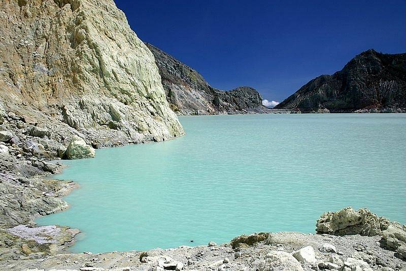 Jezero u sopky Kawah Ijen v Indonésii