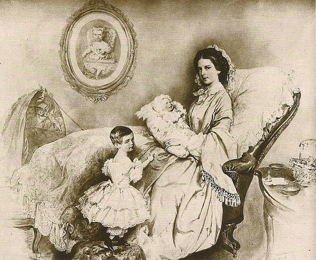 Alžběta Bavorská známá jako Sisi, a její děti. Sisi drží v náručí novorozeného korunního prince Rudolfa, u ní stojí její druhorozená dcera, arcivévodkyně Gisela. Na obrázku v pozadí je vyobrazena prvorozená dcera Žofie, která ale zemřela jako dvouletá.