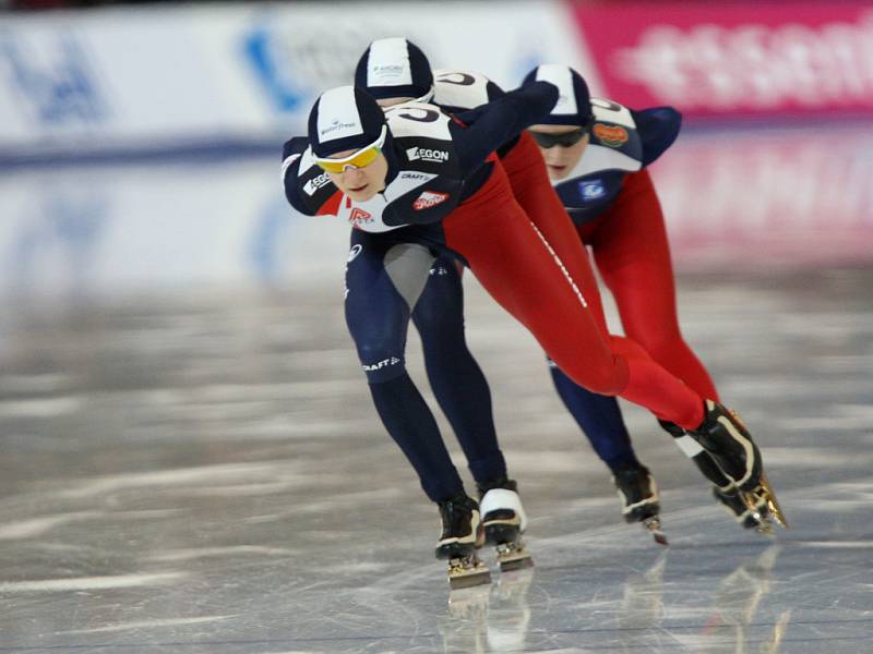 Martina Sáblíková (vepředu) vede své krajanky na MS ve stíhacím závodu družstev. 