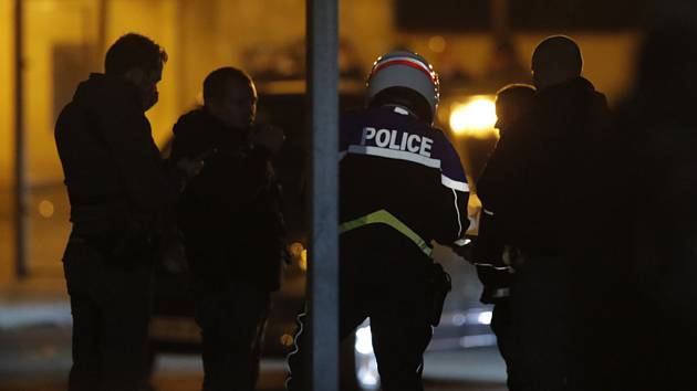 Policisté na místě teroristického útoku v Paříži
