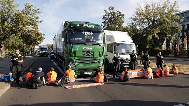 Aktivisté blokující dopravu v Berlíně se přilepili k silnici, 18. 9. 2023