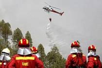 Boj s ohněm podle EU. Budou mít hasičské vrtulníky kamufláž s eurohvězdami? Ilustrační foto