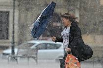 V jihozápadní polovině České republiky se v sobotu odpoledne budou místy vyskytovat bouřky s intenzivním deštěm, případně krupobitím.