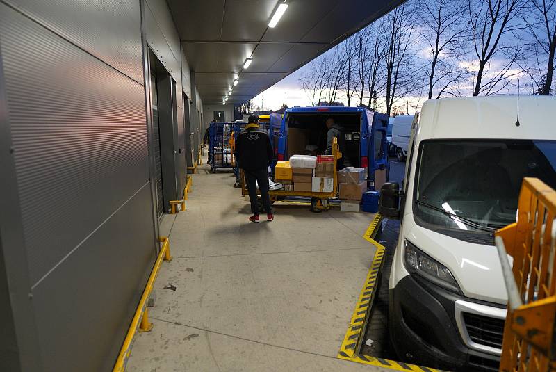 Předvánoční nápor zažívají zaměstnanci a doručovatelé pošty rozvážející balíky z depa v brněnské části Lesná. V nejhorším dni očekávají až deset tisíc zásilek
