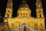 Vánoční trhy před majestátní bazilikou svatého Štěpána patří k největším v Evropě