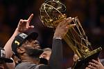 Hrdina. Hvězda Clevelandu LeBron James s trofejí pro šampiony NBA.