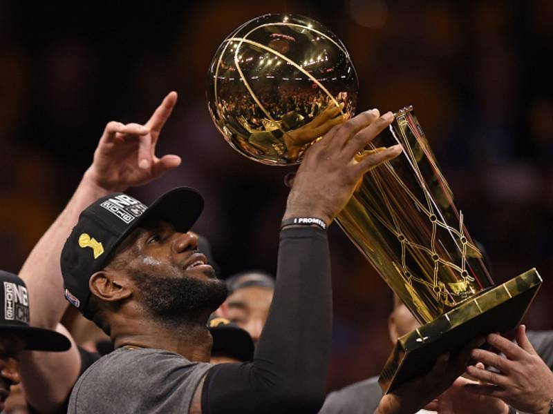 Hrdina. Hvězda Clevelandu LeBron James s trofejí pro šampiony NBA.