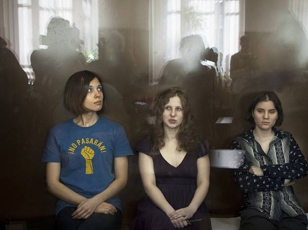 Stíhané členky Pussy Riot před odvolacím soudem