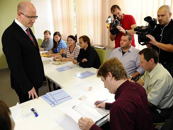 Premiér a předseda ČSSD Bohuslav Sobotka odevzdal 10. října ve Slavkově u Brna svůj hlas v komunálních a senátních volbách.